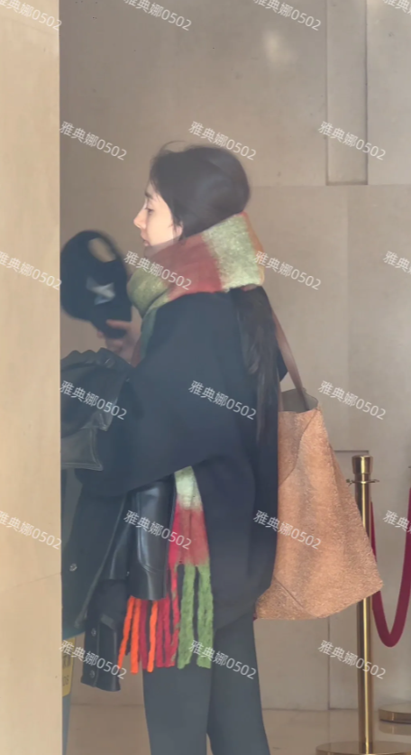 杨幂素颜好美，皮肤白皙细腻无瑕疵，五官立体精致鼻子太好看了，37岁的年纪，素颜像