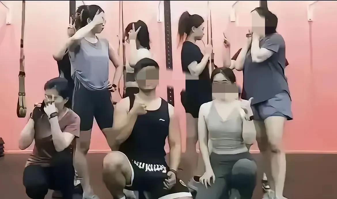 十年爱情，终究还是输给了健身房的荷尔蒙。 一对从校服走到婚姻的夫妻，十年感情六年