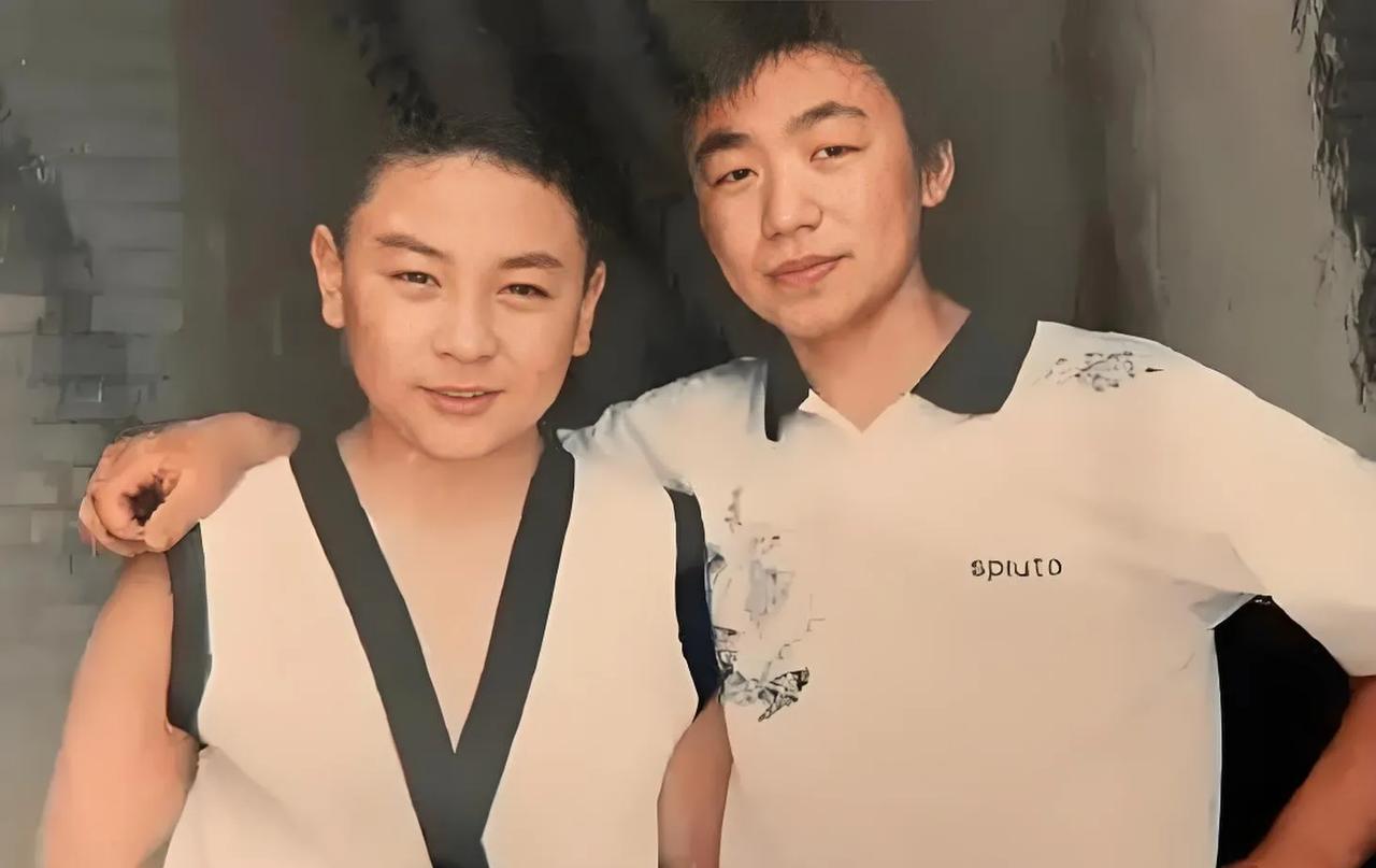 近日网友热议，释小龙竟是王宝强的师叔。原来，释小龙2岁拜少林寺第30代接法传人释
