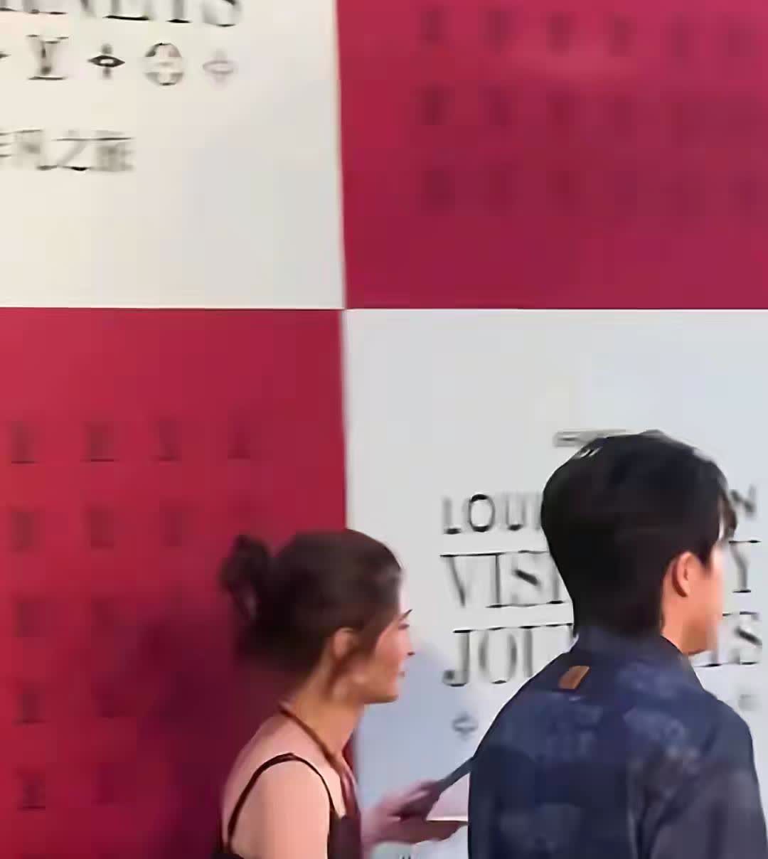 楚钦老师，跳进黄河也洗不清了！！毕竟对方手是在后面，他不方便回头阻止吧？？？工作