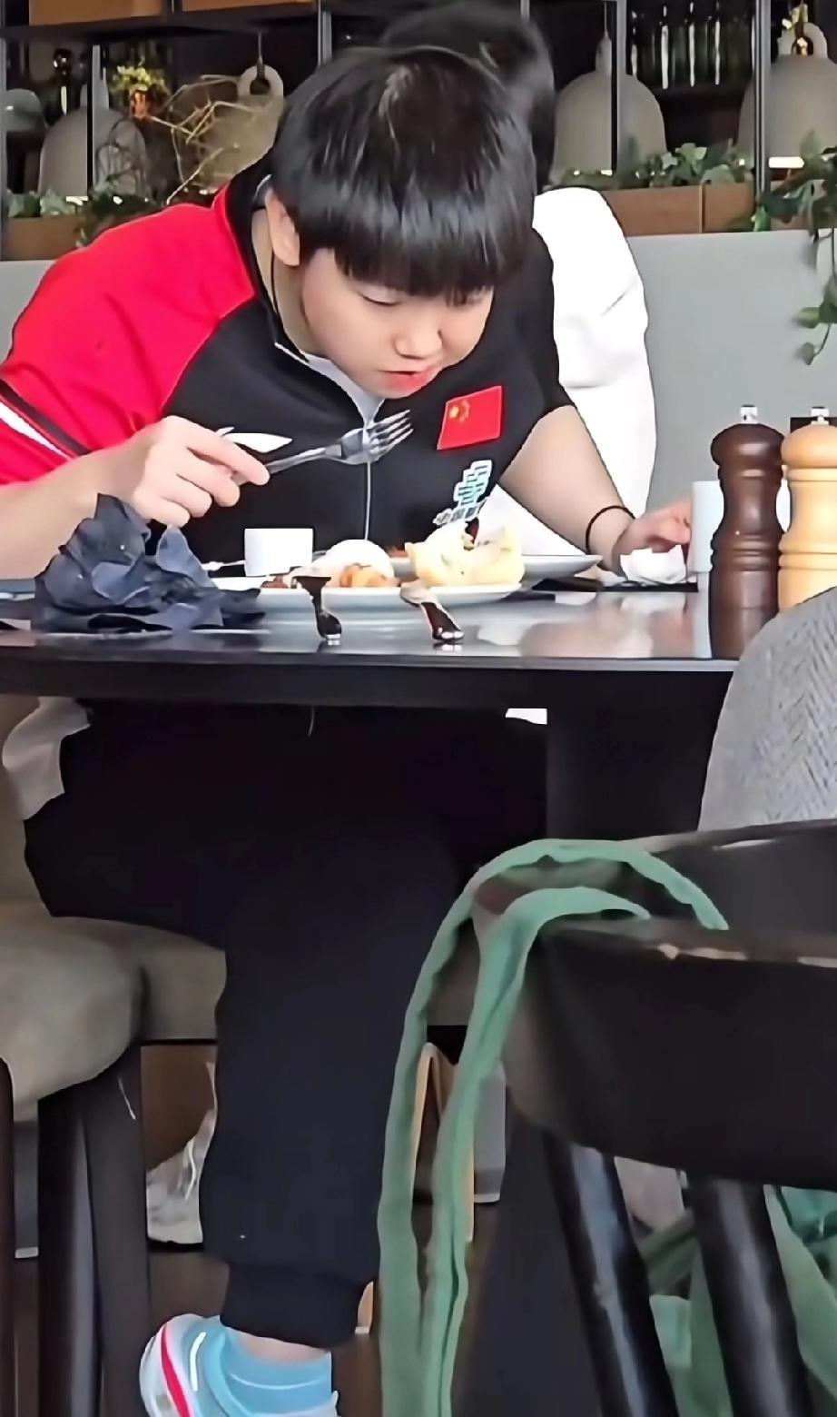 莎莎吃饭真是细嚼慢咽，还特别专注
看莎莎吃饭都是一种享受，吃什么都特香，看着好有