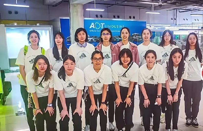 中国女排今天抵达泰国，参加2025年世界女排锦标赛。14名球员精神状态不错，图一