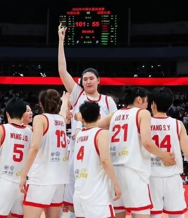 中国女篮三连胜，最应该感谢这几个人！
第一、主教练宫鲁鸣。67岁的宫鲁鸣本可以退