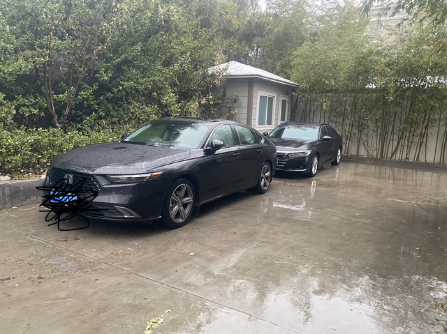 好看不好看大家来说吧
今天碰巧和办公室的十一代停在一起，大家来看看吧