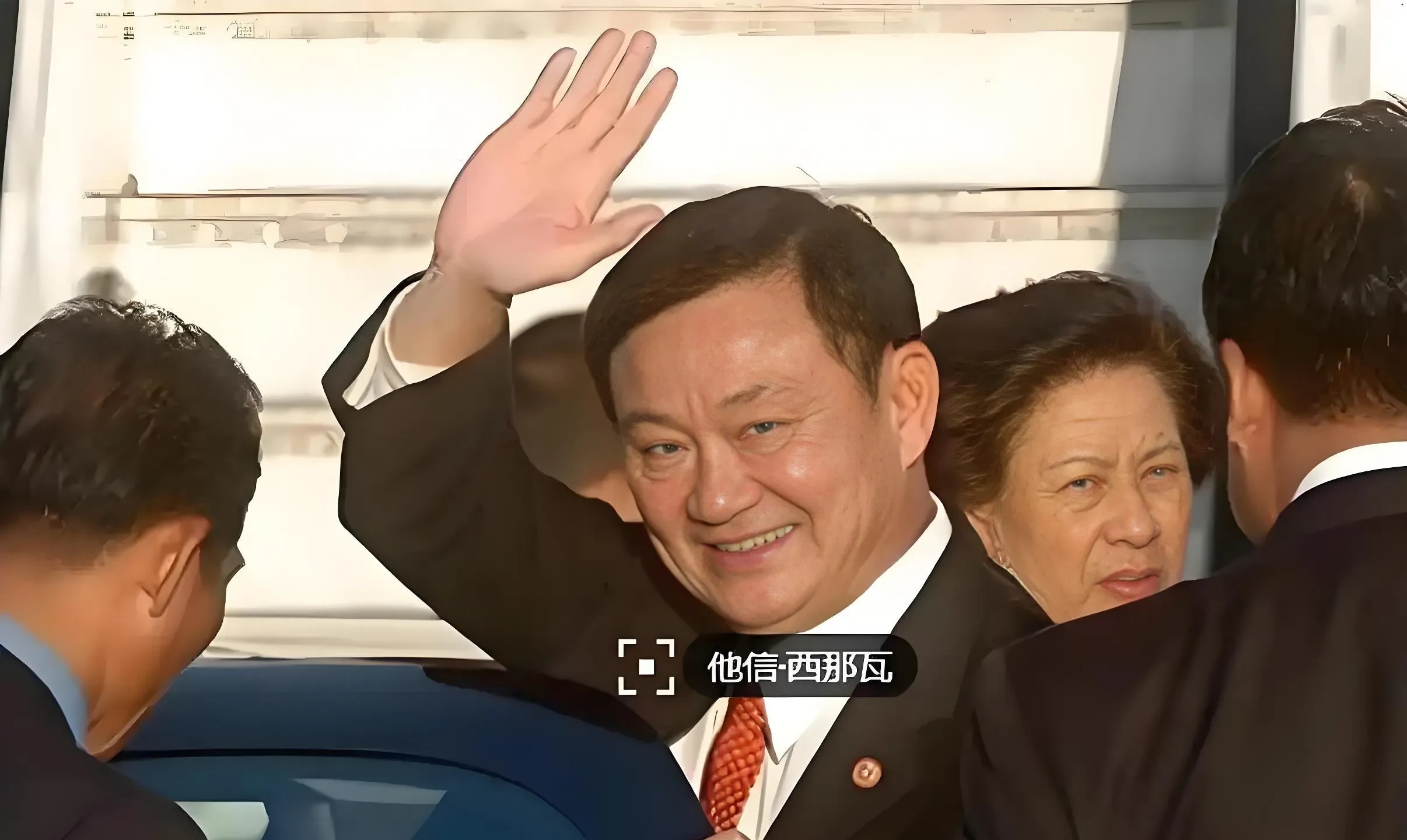 摆在他信面前只有两条路走：一是通过资本手段搞定国会和宪法法院，二是快速资产转移，