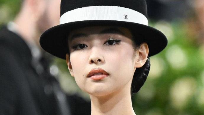 从人间香奈儿到红毯女帝！Jennie第三次Met Gala秒杀全场