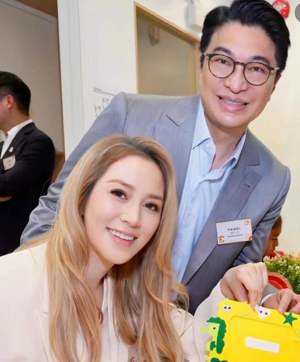富豪李兆基去世后，李家成情史就被扒。豪门少爷竟是痴情种为普通女孩痴狂。只因门第之
