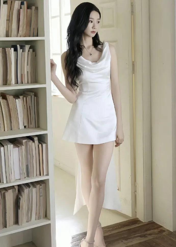 #张艺凡[超话]# zyf#张艺凡的腿#
张艺凡的腿一亮相，总让人忍不住怀疑：这