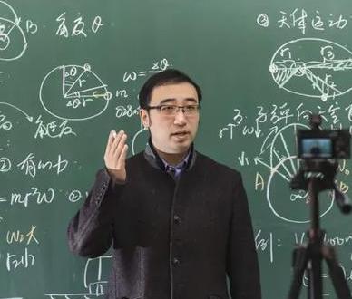 清华北大“双料学霸”李永乐，毕业后跑到人大附中应聘老师，校长看完他厚得像书一样的