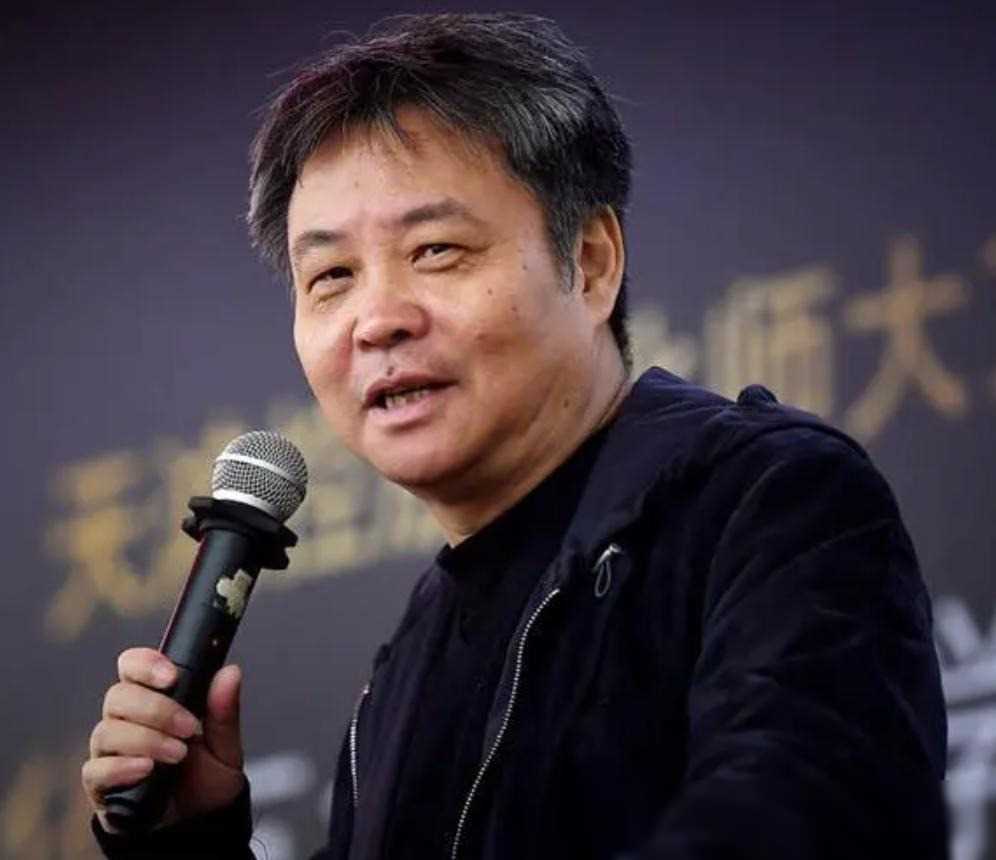 当年，余华想去北京闯荡，妻子潘银春坚持反对，余华果断离婚，很快他就娶了一位性感的