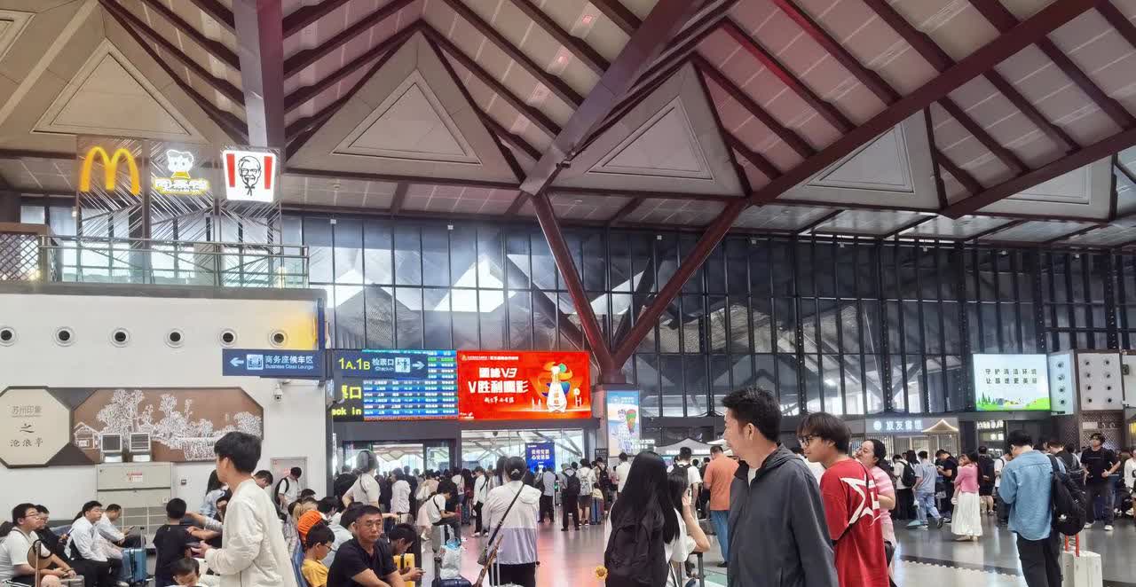 高考成绩还没有出来，暑运还没有正式进入了，但今天苏州站的客流已经非常大了，也可以