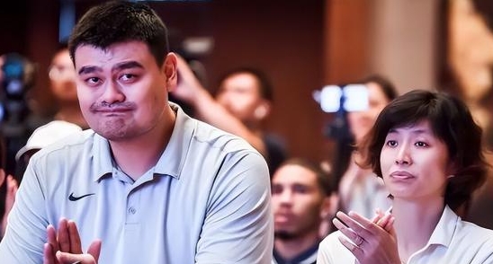 “咱还是分房睡吧，我实在受不了你了！”姚明的妻子叶莉抱怨。只因为当时姚明体重已经