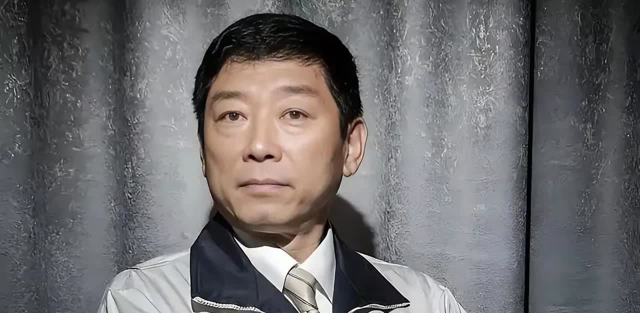 魏建军说降价10万等于亏十万！
最后相当于亏10+10=20万！
我是看明白