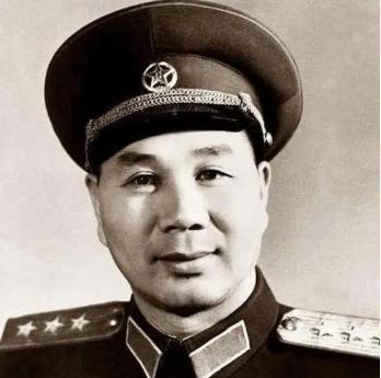 1939年，八路军连长钟茂华，在战斗中缴获了一件日本的军大衣，当他走到杨成武面前