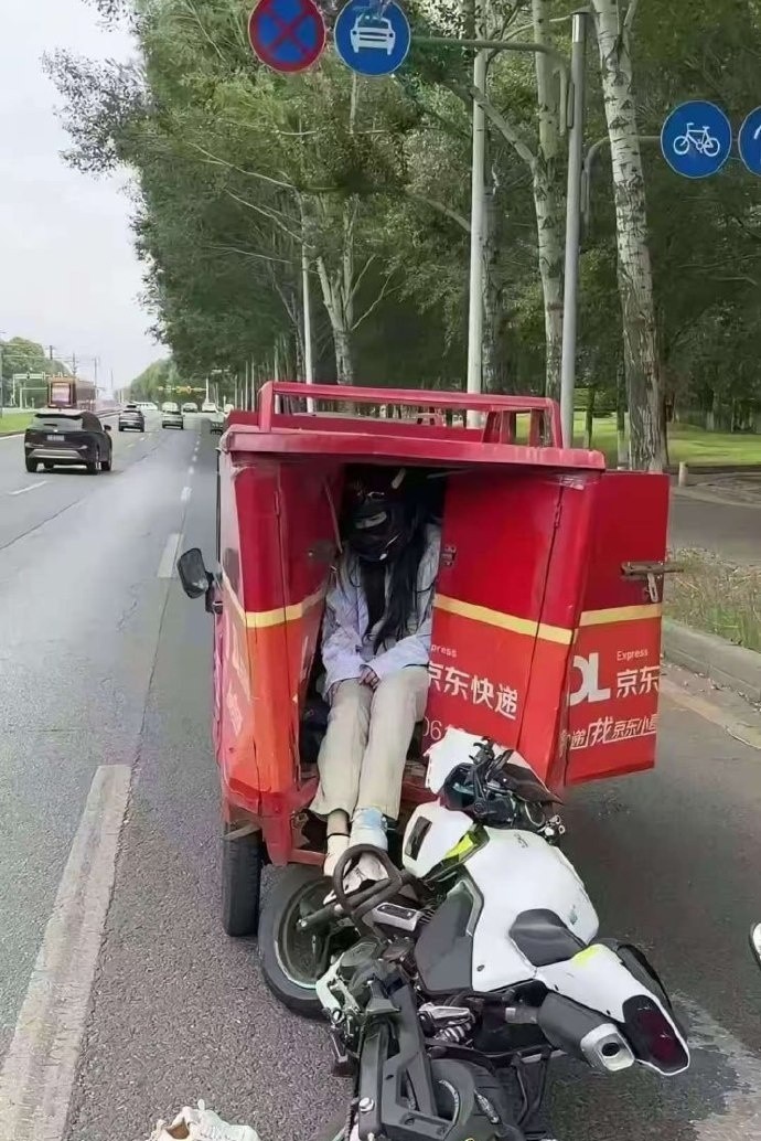 这追尾直接追进货箱里了…… ​