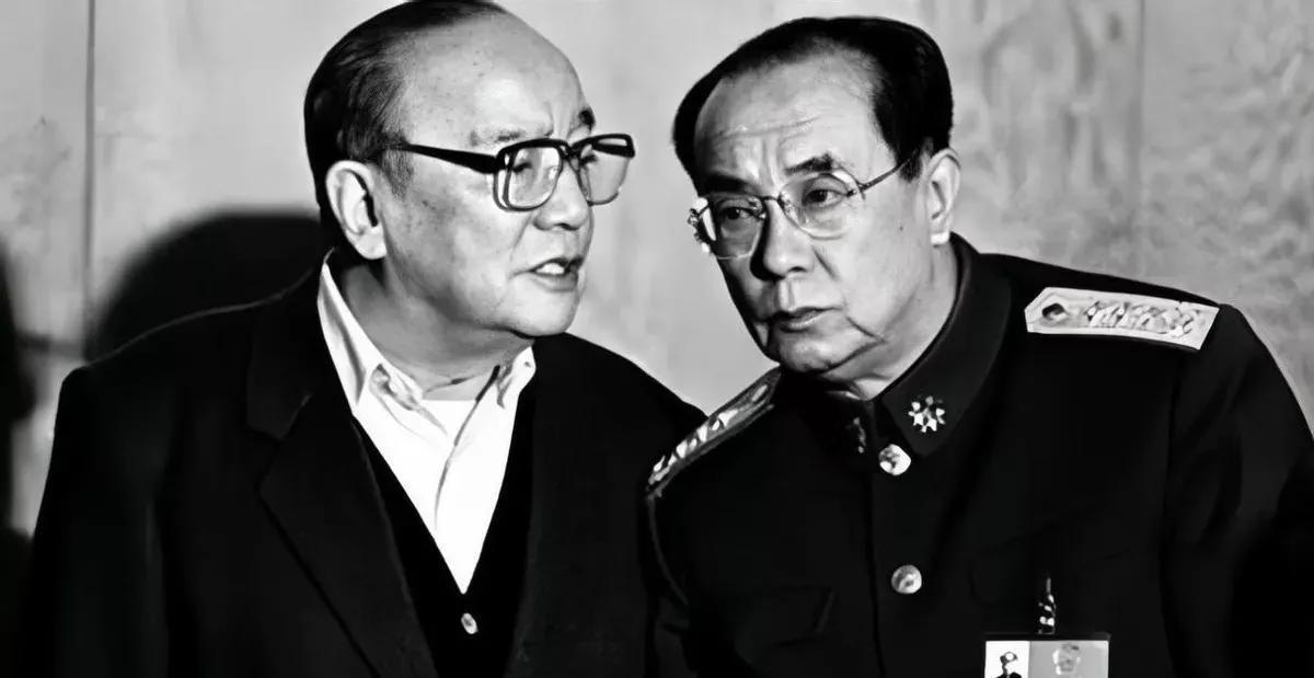 杨尚昆与杨白冰在一起，亲切交谈，合影留念，永恒的回忆！