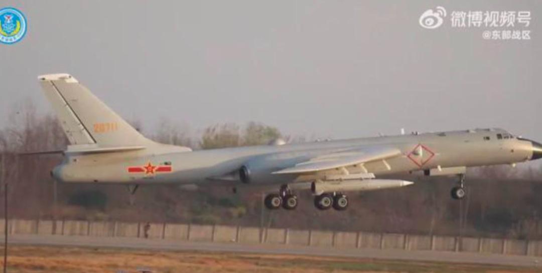 【台军专家鼓吹：“爱国者”防空导弹可以拦截“鹰击-21”】解放军轰-6K轰炸机挂