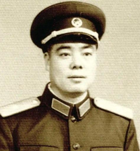 1943年，新四军副营长误入敌人阵地，他见跑不掉了，索性进入敌军阵地，还大声问敌
