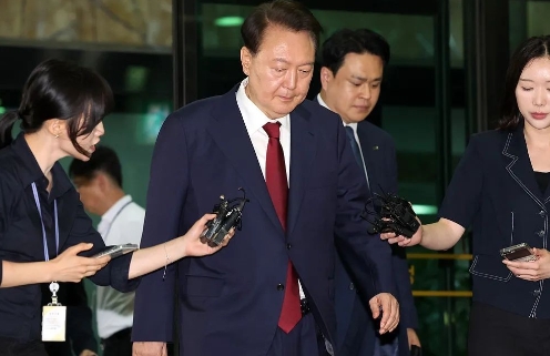 尹锡悦继续用近乎无赖的方式对抗特检组，本次执行拘捕令失败。韩国负责调查前第一夫人