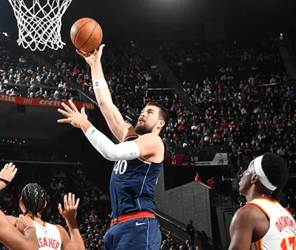 NBA常规赛：老鹰客场对阵快船的比赛已经结束。全场战罢，老鹰以105-102战胜