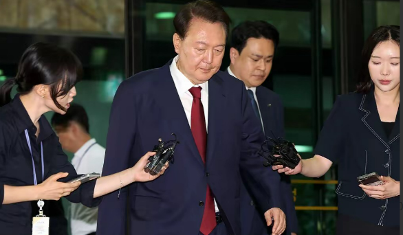 尹锡悦可怜到什么地步了，为了吹空调避暑，每天见律师2次以上。有人说李在明对尹锡悦