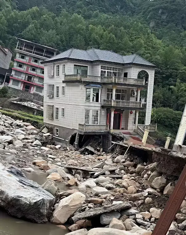 这房子建在河边有风险吧
