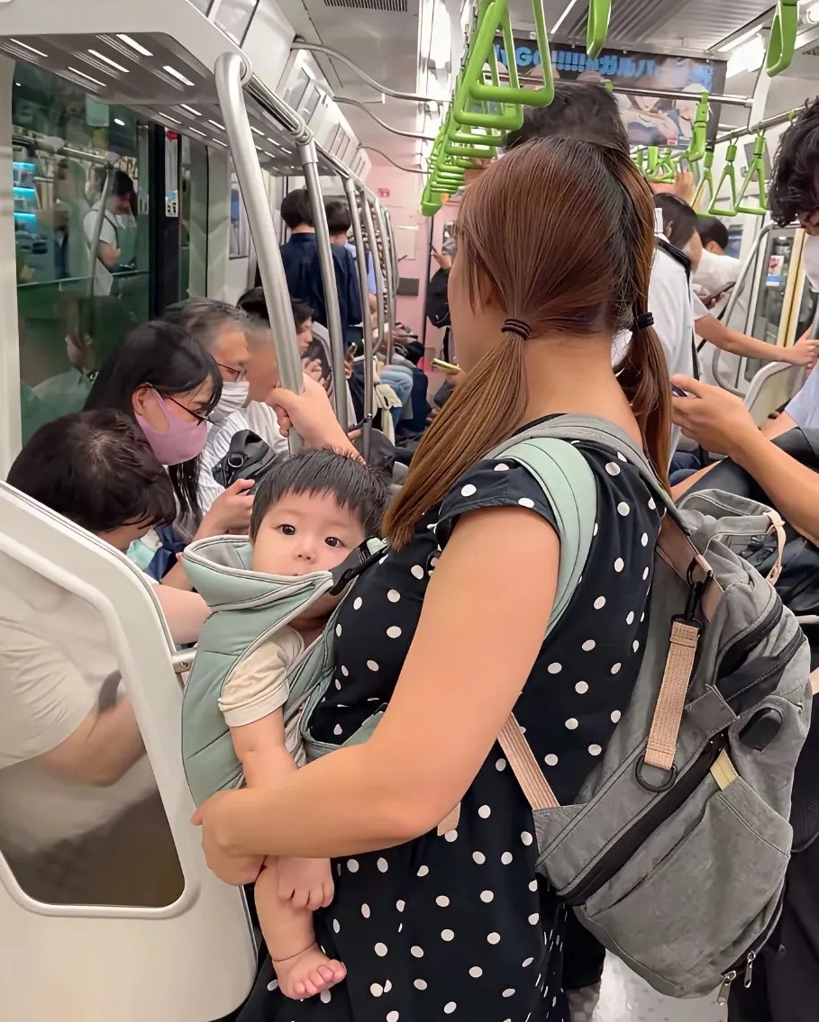 现在的年轻人传统美德哪去了？眼里都只有手机了吗？