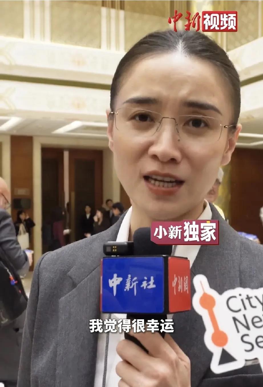 宋佳
娱乐圈的工作已经不适合你了
你的颜值很顶、你的演技也很出彩，但是只做演员真