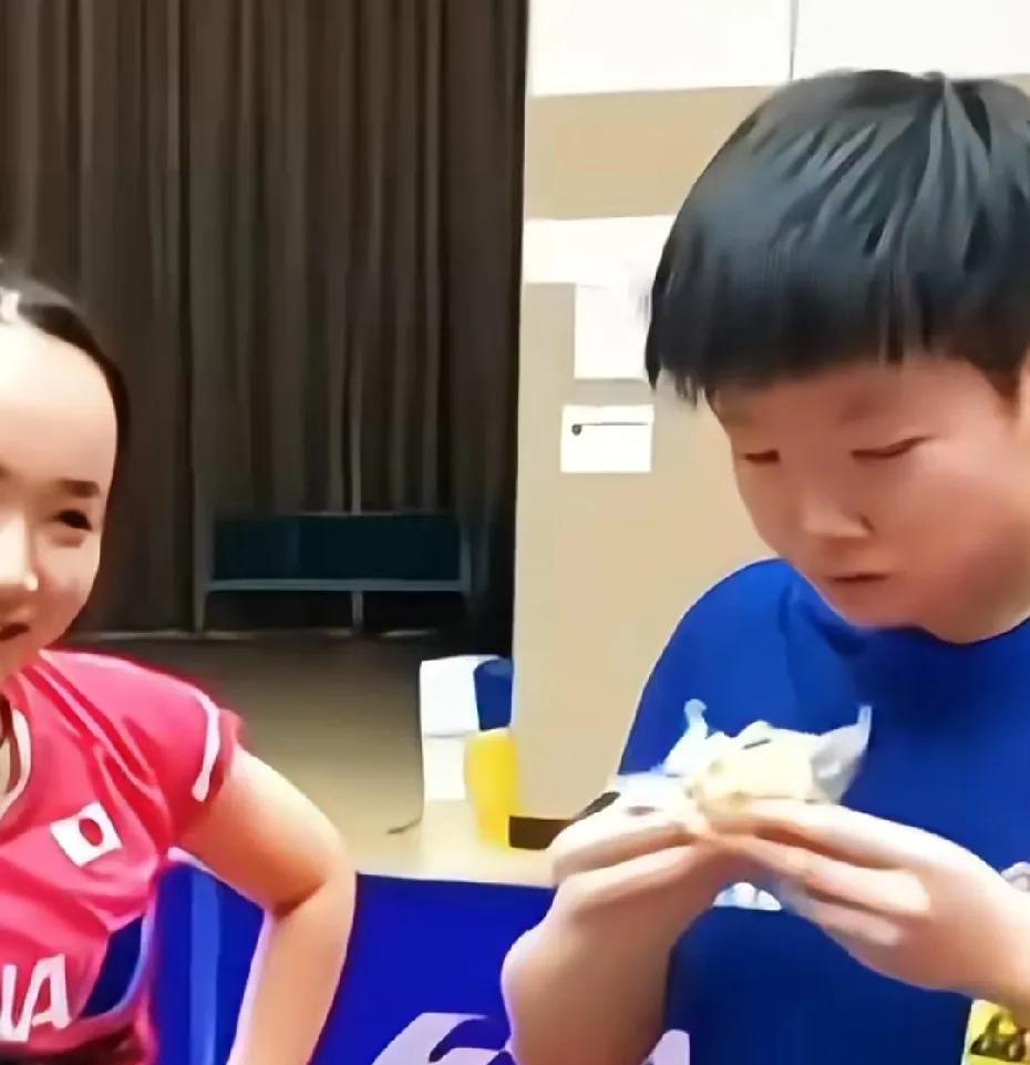 伊藤美诚分享妈妈亲手做的饭团给孙颖莎，莎莎竖起了大拇指。小姑娘挺好的，就是打球的