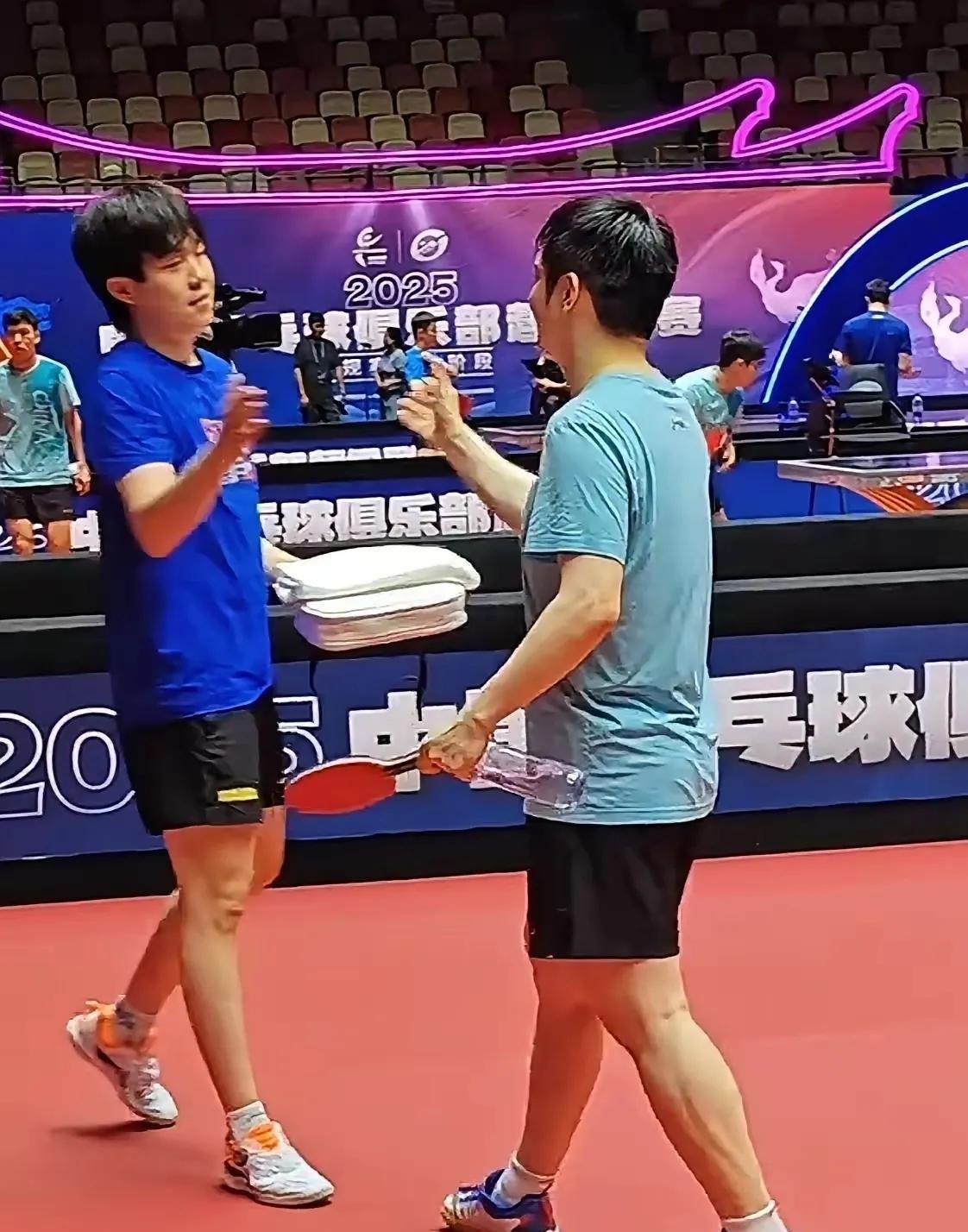 王楚钦一声“东哥”两位中国男乒最强组合“东楚霸王”的手再次紧紧握在一起。
厦门乒