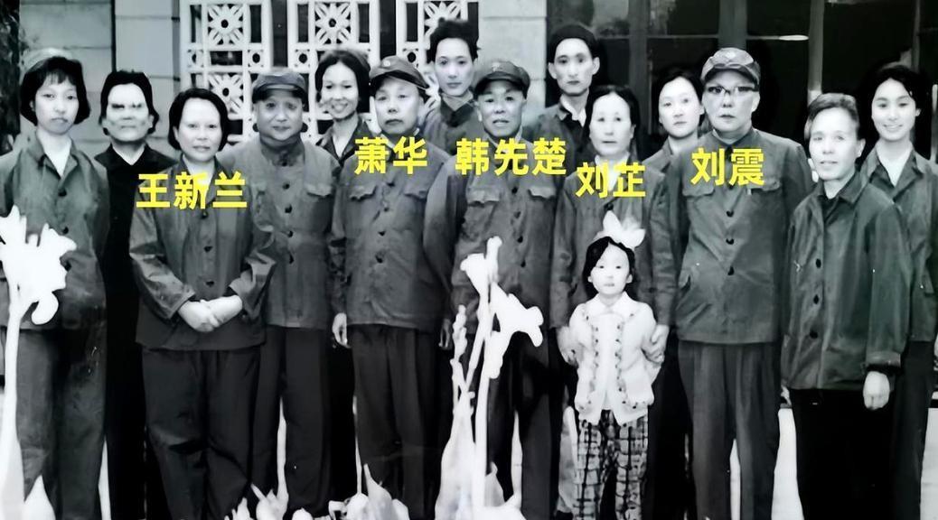 1978年，兰州军区司令来到新疆，新疆军区司令亲自迎接，热情地说老战友好。他们留