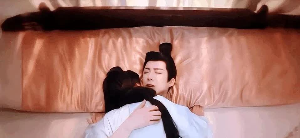 干嘛呀这是干嘛呀！

宋祖儿是在跟刘宇宁嘴拔火罐吗？

已经很久很久没有