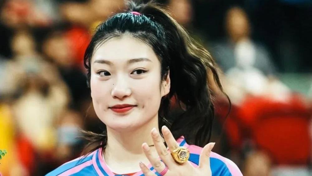 四川女篮横扫山西，李梦23号球衣闪耀，剑指三连冠！