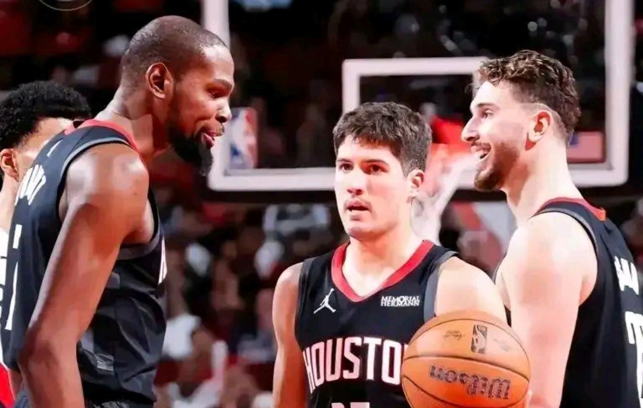 给小谢传球最多的真就是阿门、申京。你可以说阿门传球和攻击切换不好，或者说压根就不