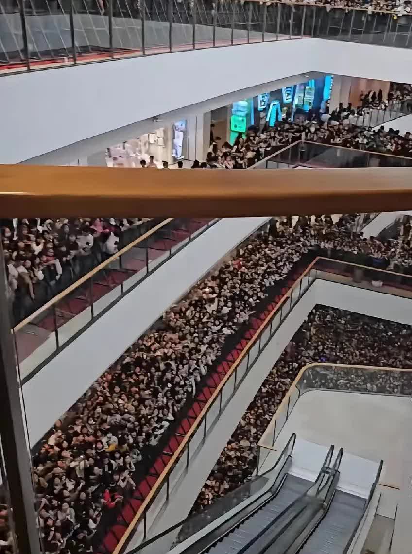 究竟是可怜的我，还是可怜的女人？南昌万象城迎所谓的娱乐圈顶流天王巨星蔡徐坤莅临，