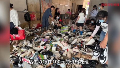 活该这种老板发财！”2025年6月30日，贵州榕江，一店老板因为仓库里的鞋子被淹