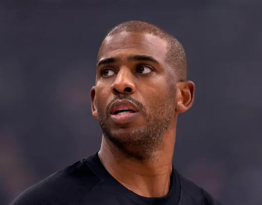 NBA常规赛，快船客场115-92战胜老鹰。
赛后，船记调侃道：“克里斯-保罗离