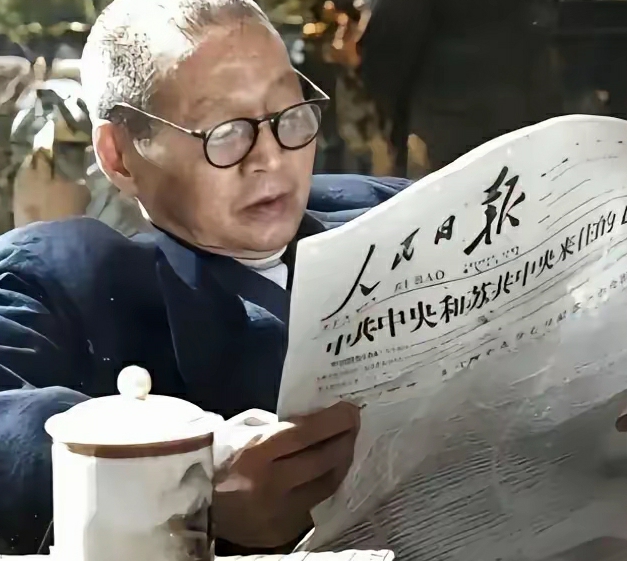 谁能想到，这个头发花白，带着老花镜，在院子里喝茶、晒太阳、看报的老年人，竟是曾经