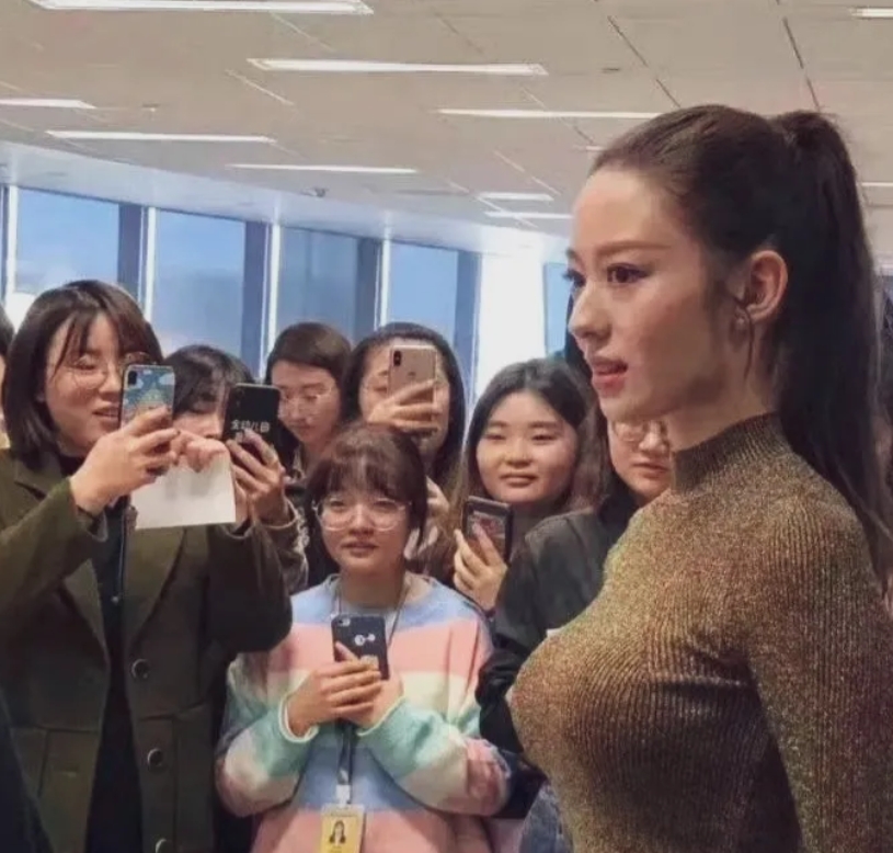 郎朗意外发现妻子吉娜的变化，眼前的情况令他陷入疑惑，粉丝与观众也不解！