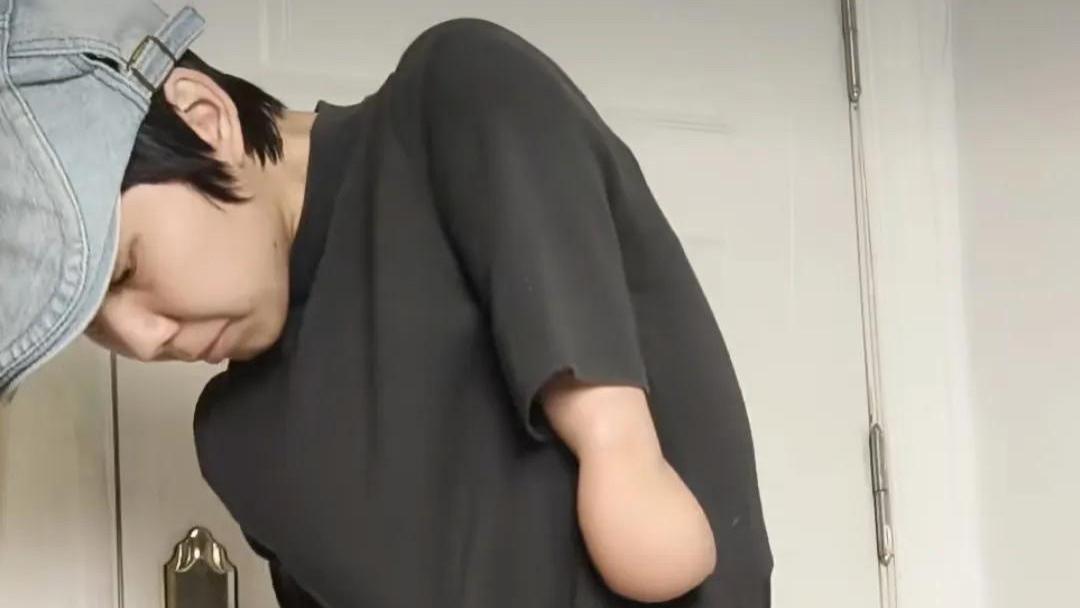 她用嘴撕开卫生巾的那一刻，我们欠她们一个更好的世界