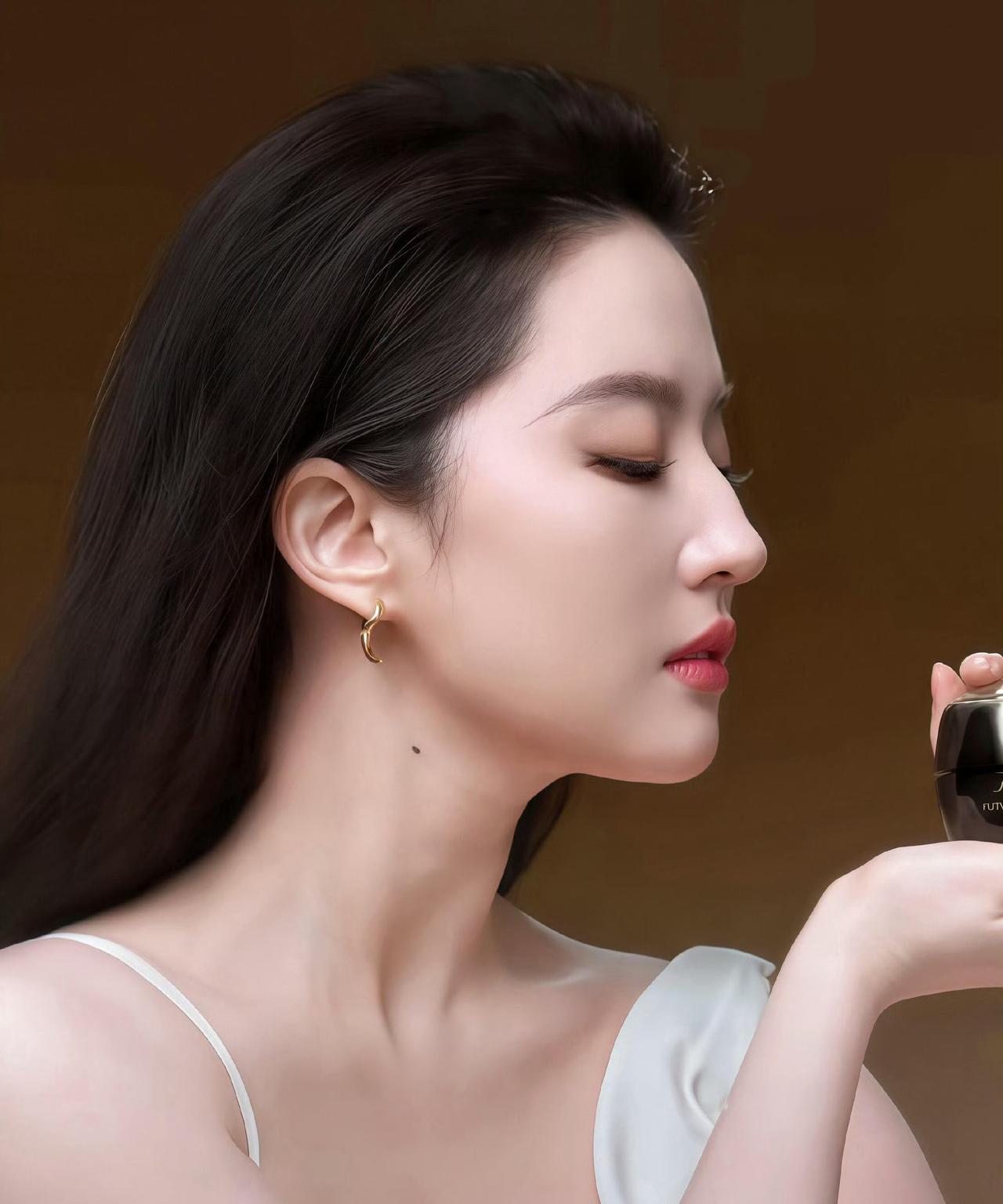 真正的美丽是能够引领时尚潮流的，以前大家觉得刘亦菲这样的鼻子不好看，如今已经有很