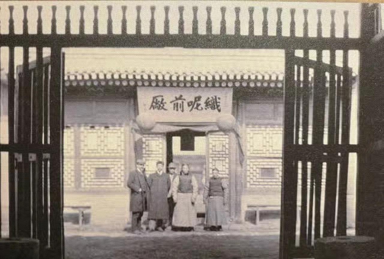 清朝的内务府腐败问题相当严重。
内务府职能众多，管理宫廷事务，地位显赫。但官员多