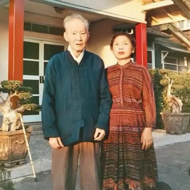 1988年，晚秋。 88岁的孙立人跟夫人拍的留影。孙立人落寞的站在家门口，有些凄
