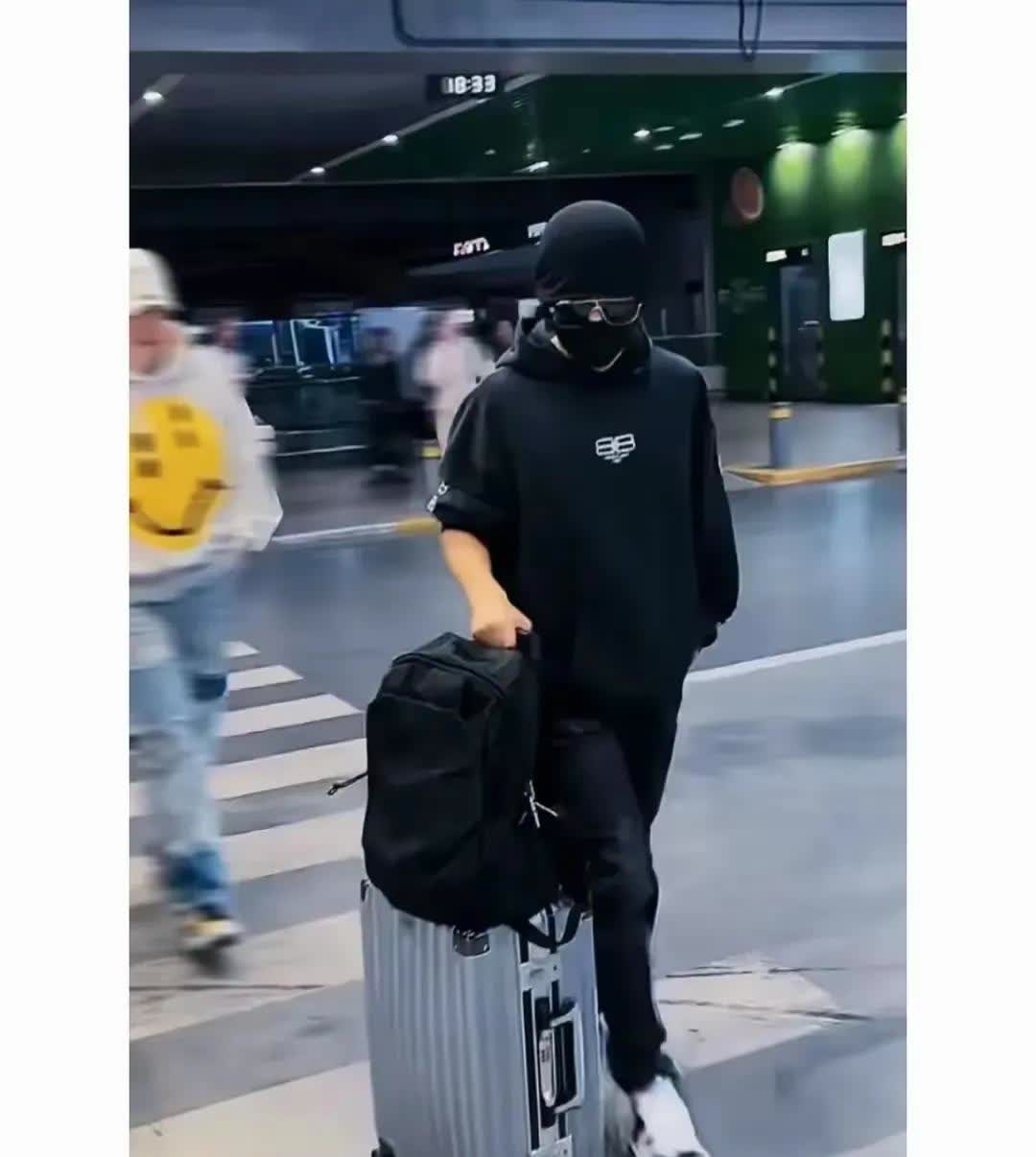 现在的王宝强已完全甩掉了乡土味，

马蓉这会儿肠子都悔青了吧！

一身黑