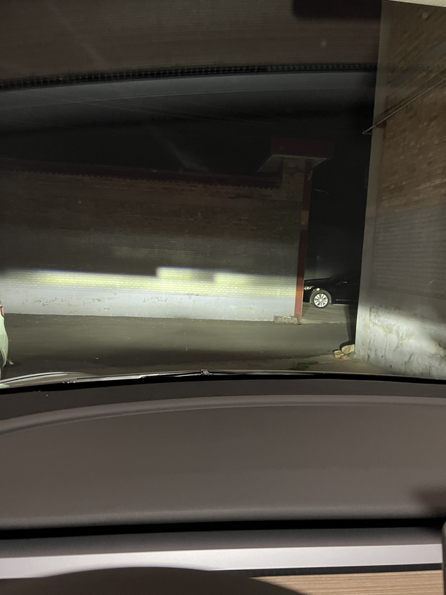 特斯拉新车大灯一高一低
我刚从高速改完改色膜回来，回来我在高速上发现一个问题，就