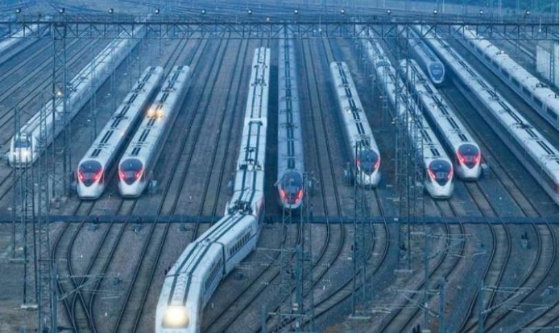 为什么中国的铁路一家垄断，但是民航却可以百花齐放？
原因很简单，重要的工作必须要