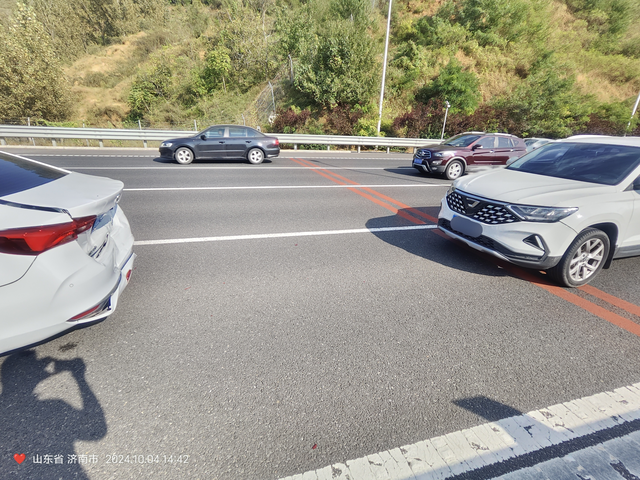 捷达VS5撞到威朗了
跑高速时VS5变道，前方威朗突然减速，VS5和威朗车距有些