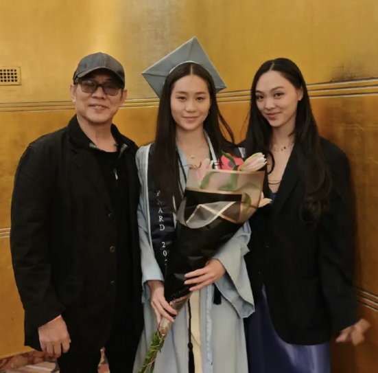 李连杰家小女儿毕业 没大学文凭的老爸超自豪