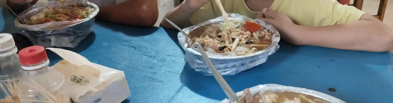 跟雨有缘，刚到镇上瓢泼大雨[捂脸]，刮风下雨也阻挡不了，我去吃一碗老友粉的决心。