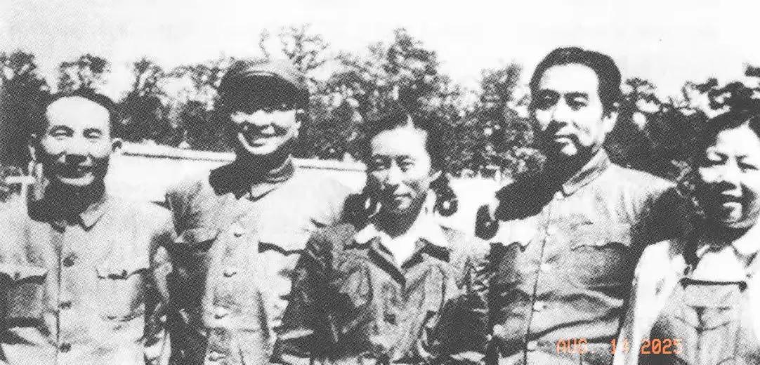 珍贵的黑白照片。
1951年6月，周恩来探视在大连疗养院疗养的陈赓，左边起，欧阳